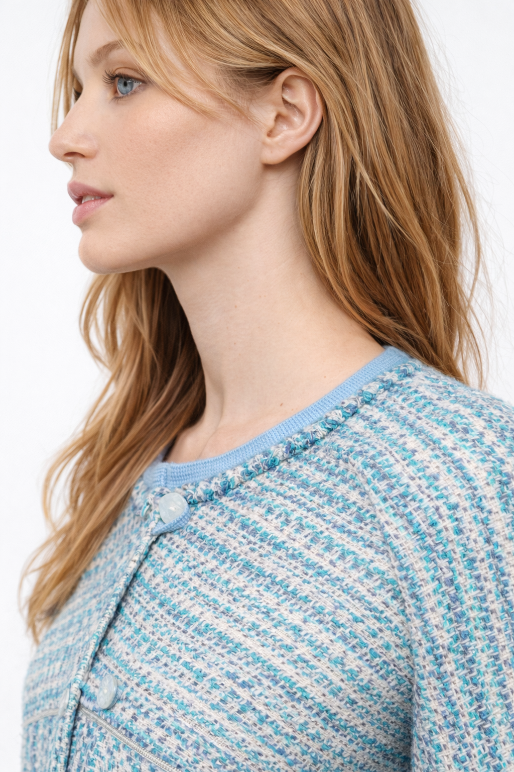 Veste courte droite &agrave; d&eacute;coupes en tweed bleu et blanc ou en soie